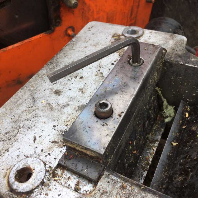 Closeup of a well-worn anvil with the screw released 