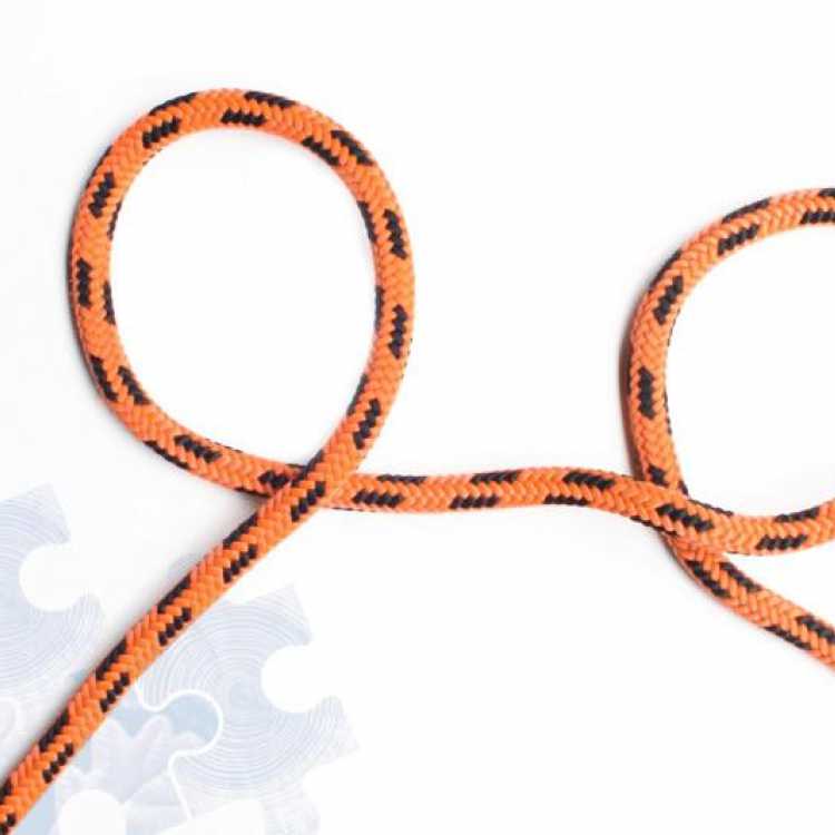 Second step on how to tie a Clove Hitch Knot